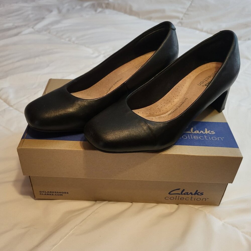 Clarks Womens Kyndall Iris Pump - Black. Size 6 Wide